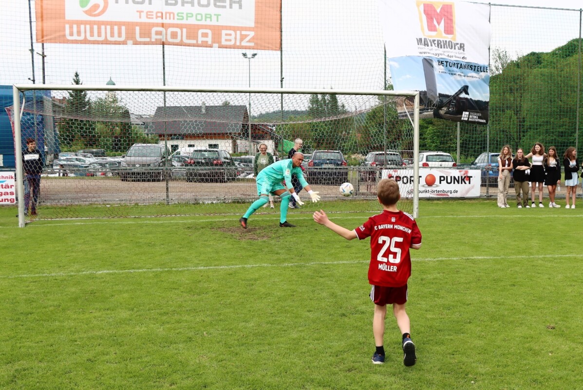 20.000 Euro erspielten der TSV Kösslarn und der FC Sternstunden