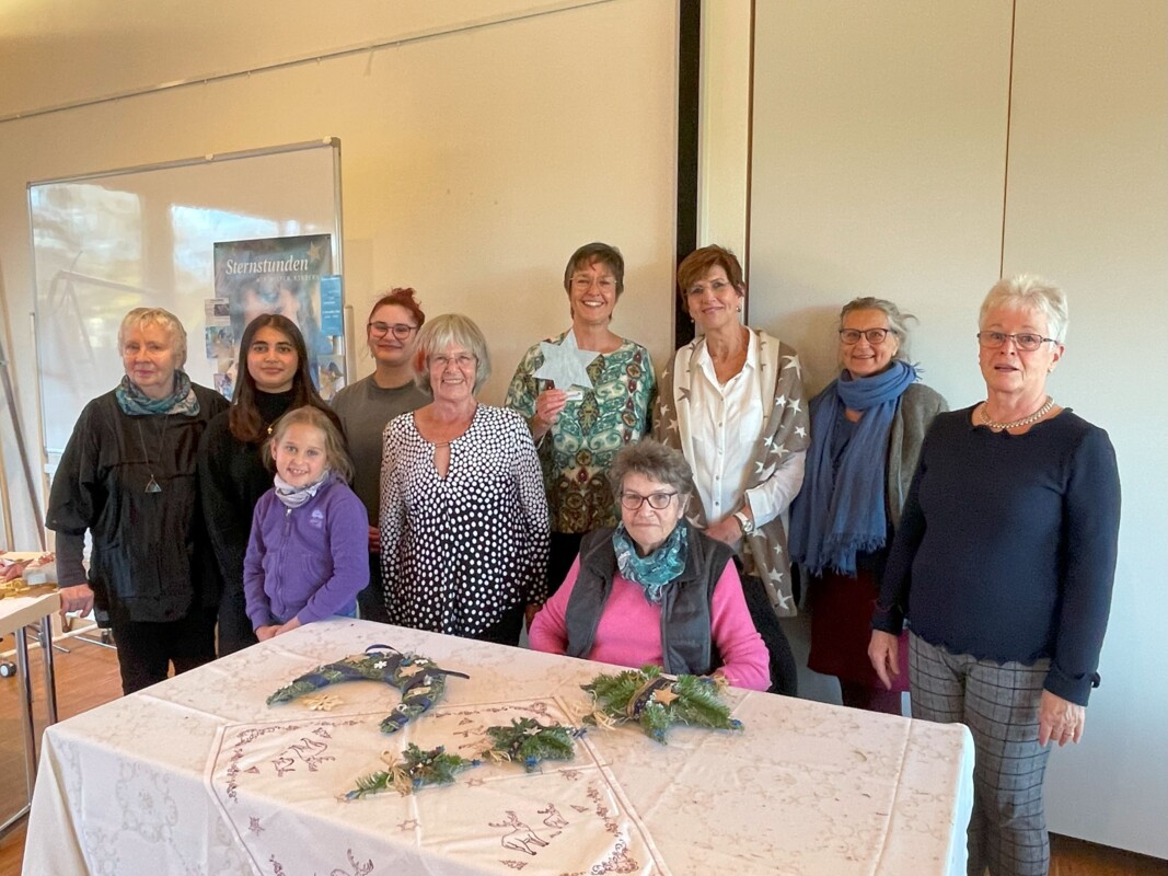 Gruppenfoto der Bastlerinnen mit Sternstundenmitarbeiterin