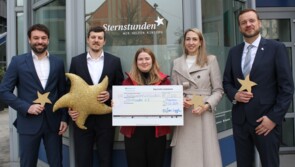 Abordnungen aus Sulzbach-Rosenberg und Fürstenfeldbruck bei der Spendenübergabe an Sternstunden e.V. 