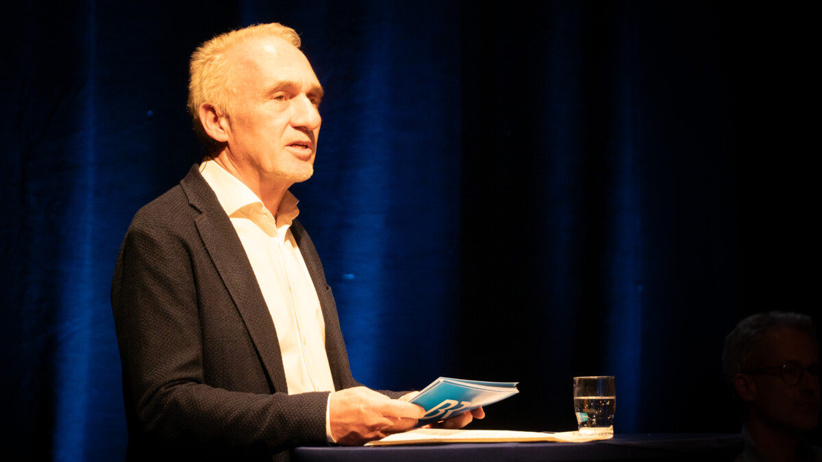 Michael Atzinger steht auf der Bühner der BR Sprecherstunde und moderiert.