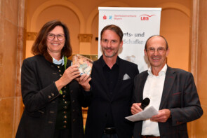 Ilse Aigner und Erwin Bumberger übergeben volle Spendenbox an Florian Babel