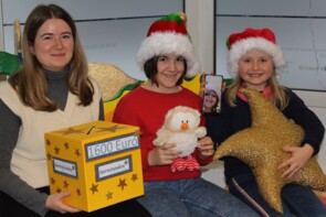 Magdalena und Fini übergeben die Spendenbox an Mona Stangl von Sternstunden