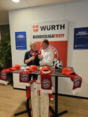 Foto aus der Würth Lounge mit signierten Fanartikel