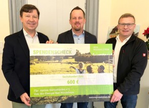 Jürgen Heckel Erster Bürgermeister der Stadt Bad Windsheim, Volker Goller Geschäftsführer der Bio-Energie Bad Windsheim GmbH & Co. KG und Stadtrat, Michael Stock Vertriebsberater der Stadtwerke Würzburg, präsentieren den Spendenscheck.