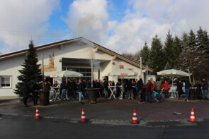 Das Feuerwehrhaus der FFW Leoprechting mit vielen Besuchern und geschmücktem Tannenbaum