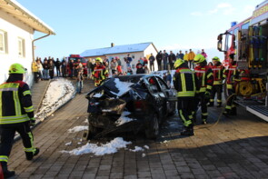 Kuchen in Form eines Feuerwehrautos