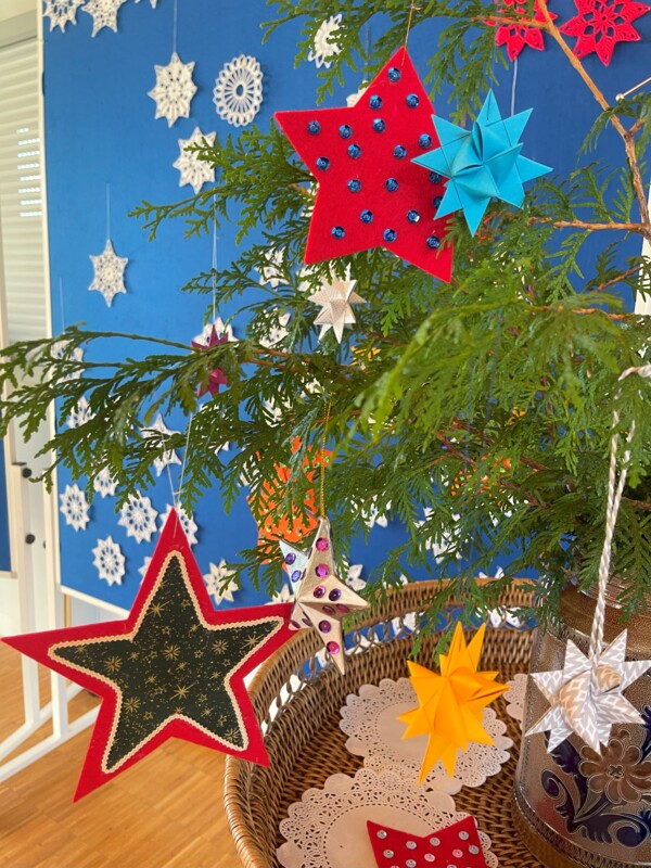 gebastelte Sterne an einem grünen Zweig