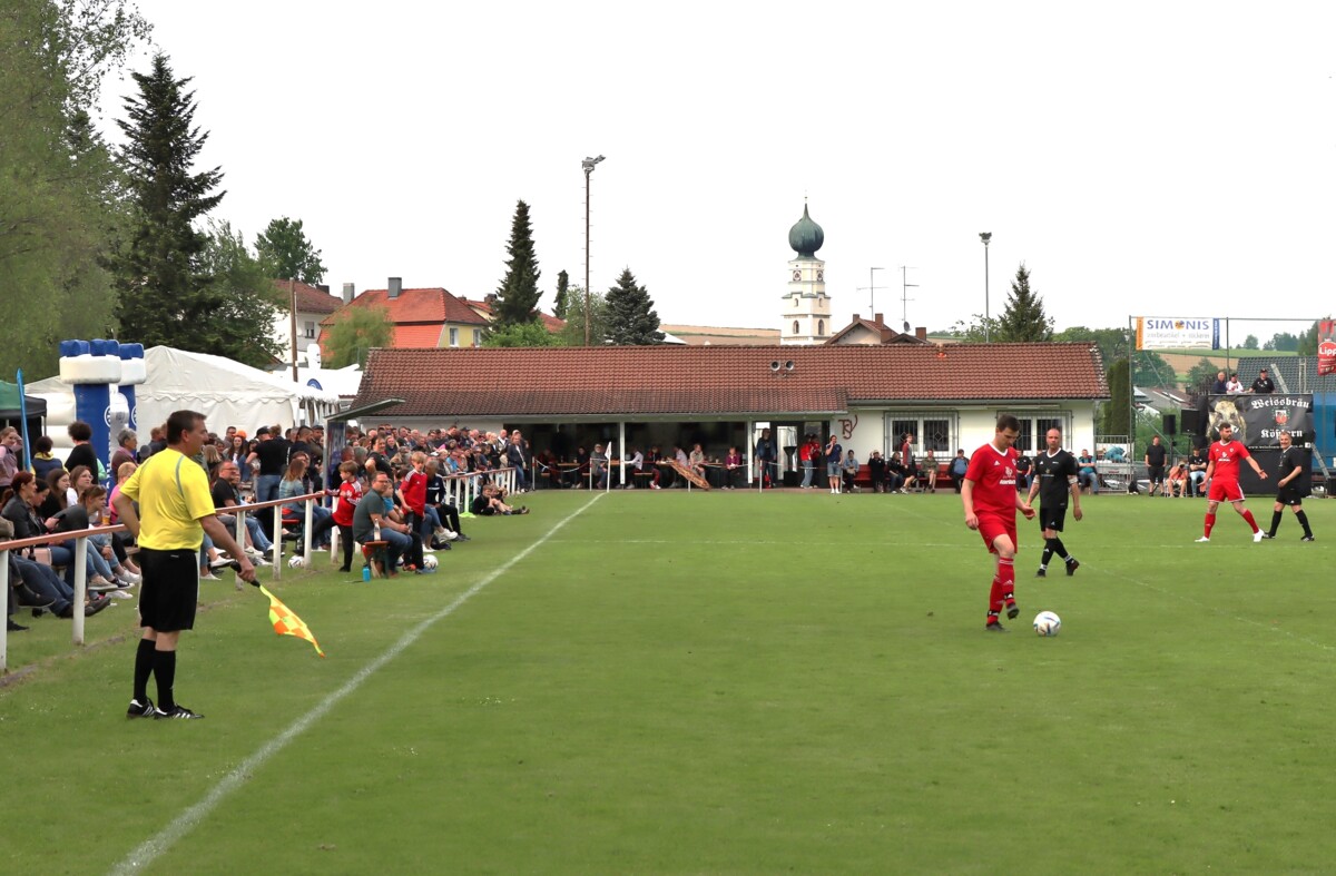 20.000 Euro erspielten der TSV Kösslarn und der FC Sternstunden