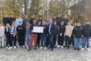 Klasse übergibt Scheck an Florian Babel, Geschäftsführer von Sternstunden